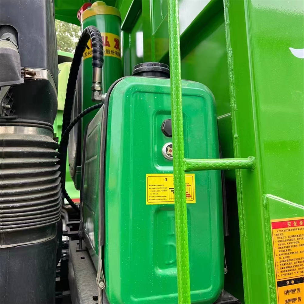 HOWO T7H 6x4 Dump Truck Green1 Camión volquete HOWO T7H 6x4 verde1