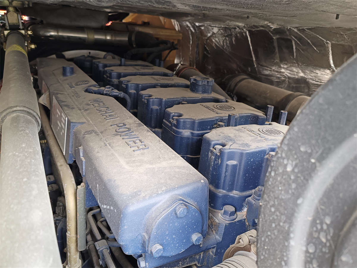 Gray XCMG G7 Tractor Truck for sale3 Camión tractor gris XCMG G7 en venta3